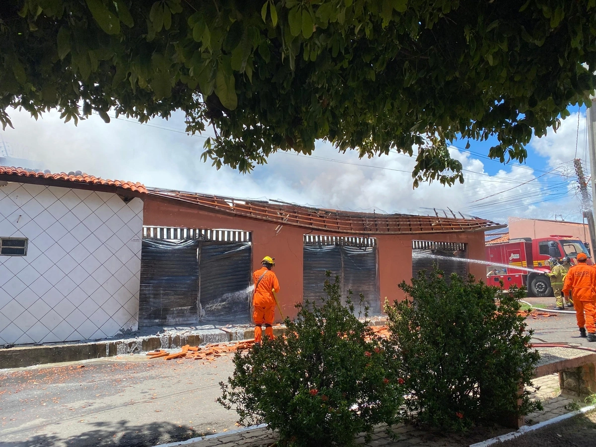 Corpo de Bombeiros foi acionado para controlar as chamas
