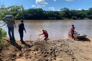 Corpo é encontrado por pescadores boiando no Rio Poti (Foto: Bombeiros)