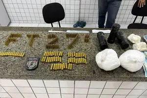 Dois homens foram presos na manhã deste domingo (29) suspeitos de envolvimento com o tráfico de drogas e posse de material ilegal no bairro Frei Higino, em Parnaíba (Foto: Reprodução)