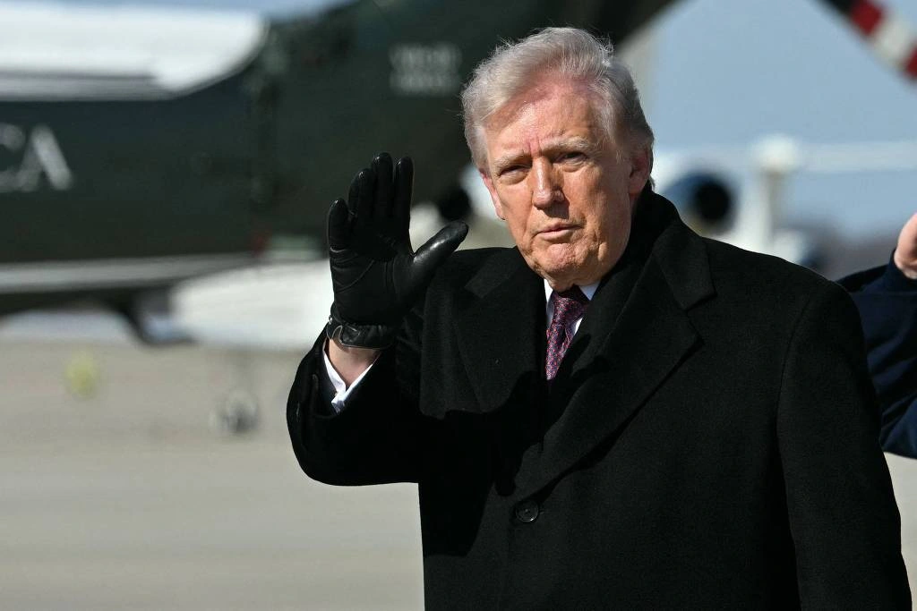 Donald Trump acenando em frente ao Air Force One