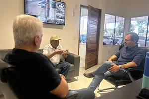 Dr.Pessoa em conversa com o pré-candidato a governador Mainha do Podemos (Foto: Reprodução)