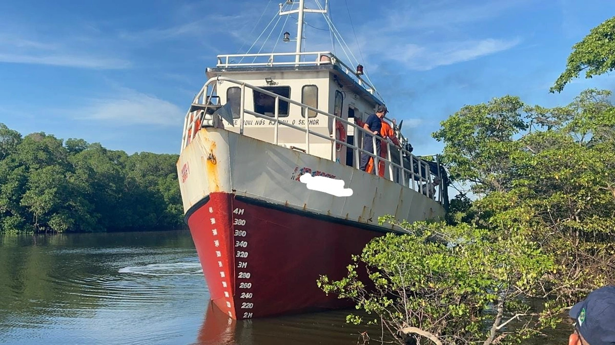 Embarcação com 1.500 caixas de cigarros contrabandeados