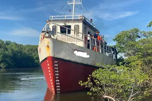 Embarcação com 1.500 caixas de cigarros contrabandeados (Foto: Polícia Federal)