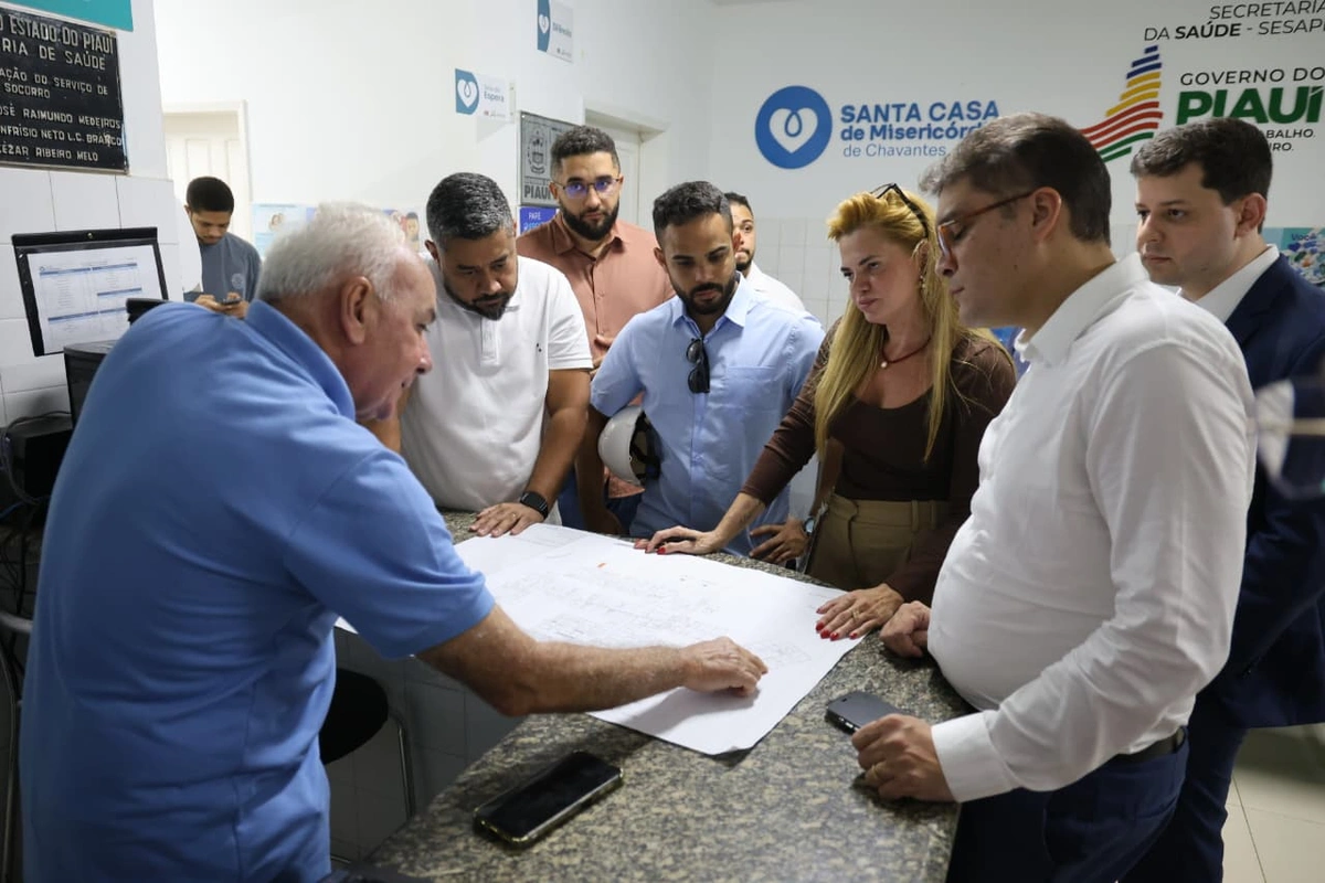 Equipe da Sesapi apresenta a planta e os avanços da reforma ao secretário de Saúde, Dirceu Campêlo