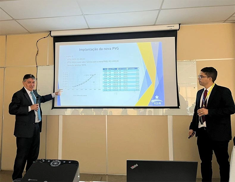 Explanação do presidente do TCE-PI, Kennedy Barros com técnicos do tribunal a respeito do IPTU de Teresina