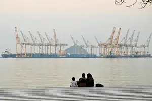 Família observa estaleiro na costa da cidade de Fujairah, no estreito de Hormuz (Foto: Giuseppe Cacace/AFP)