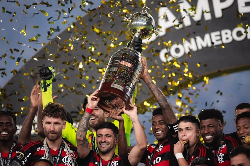 Flamengo recebendo a Taça de campeão da Libertadores da América, em 2025