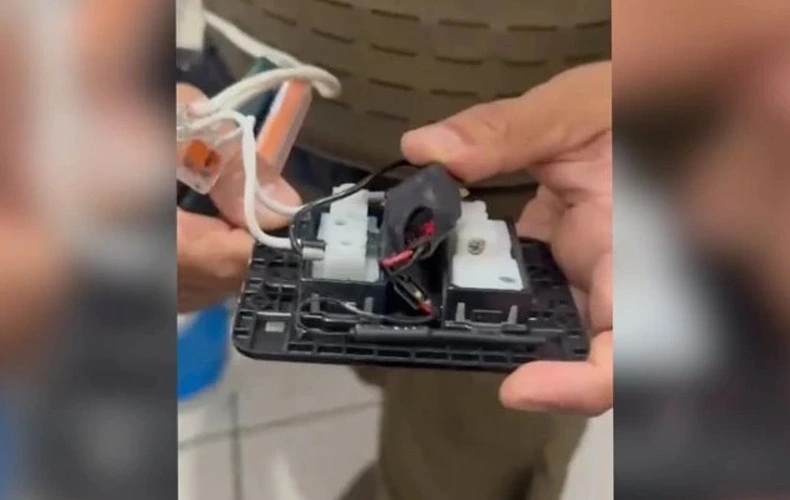 Funcionária descobre microcâmera escondida no banheiro de empresa