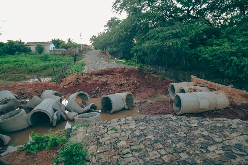 Governador visita comunidades afetadas pelas chuvas em Coronel José Dias e assegura apoio ao município