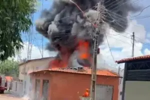 Incêndio em depósito atinge três casas no bairro Saci, zona Sul de Teresina (Foto: Reproduçao)