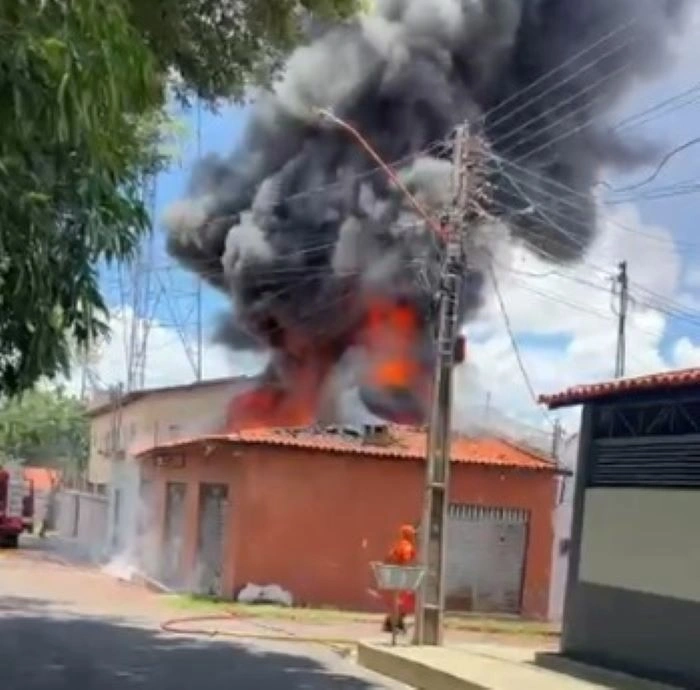 Incêndio em depósito atinge três casas no bairro Saci, zona Sul de Teresina