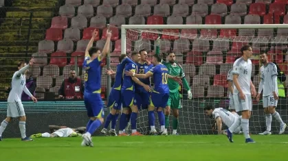Jogadores da Bósnia comemorando a classificação para a Copa do Mundo, após eliminar a Itália nos pênaltis