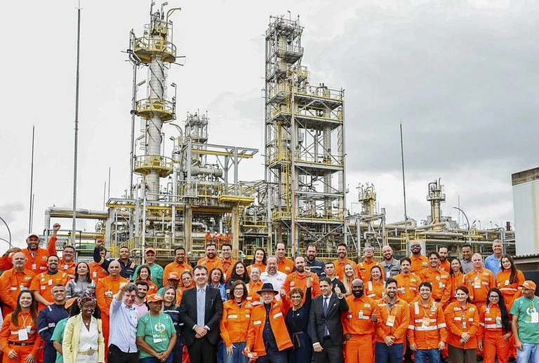 Lula e ministros em refinaria em Minas Gerais