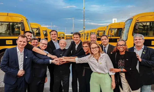 Governo amplia acesso à educação com novos ônibus escolares