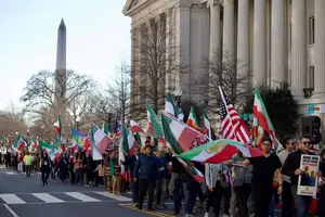 Manifestantes marcham em Washington, em apoio à ação dos EUA e de Israel contra o Irã (Foto: Amid Farahi - 28.fev.26/AFP)