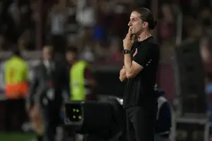 O ex-técnico do Flamengo, Filipe Luís, durante a partida de ida da final da Recopa Sul-Americana entre o Lanús, da Argentina, em fevereiro (Foto: Juan Mabromata/19.fev.26/AFP)