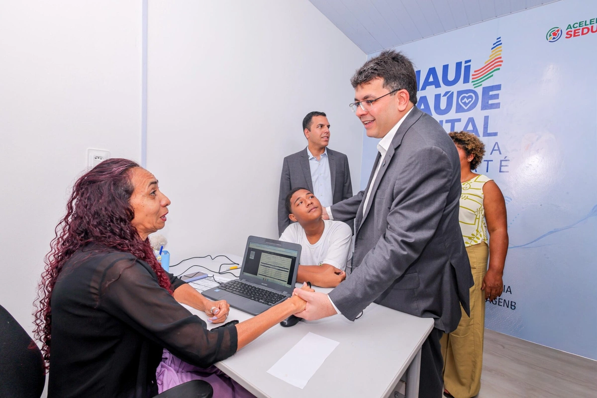 O governador Rafael Fonteles inaugurou, nesta quarta-feira (4), a reforma e modernização do Centro Estadual de Tempo Integral (Ceti) Professora Helena Carvalho, no bairro Memorare, zona norte de Teresina