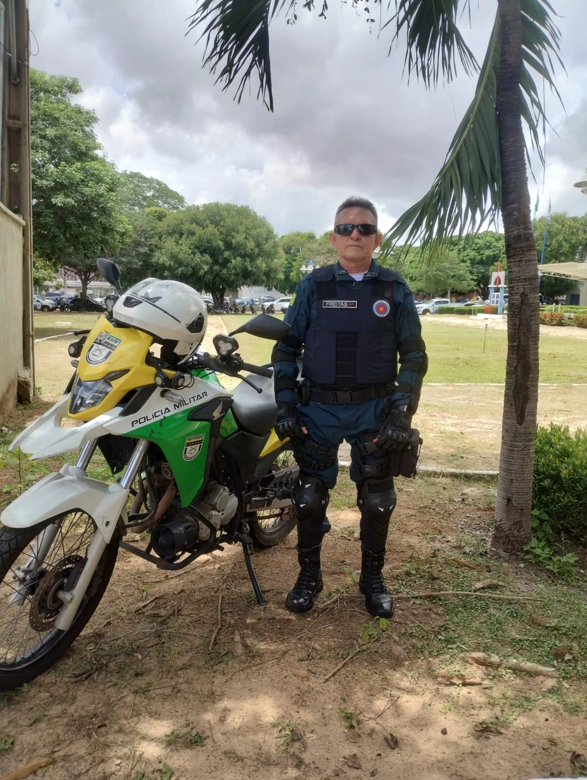 O novo uniforme da Polícia Militar do Piauí sendo usado pelo sub-tenente Freitas