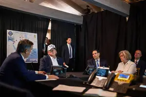 O presidente dos EUA, Donald Trump, monitora os ataques no Irã ao lado da equipe em Mar-A-Lago (Foto: AFP)