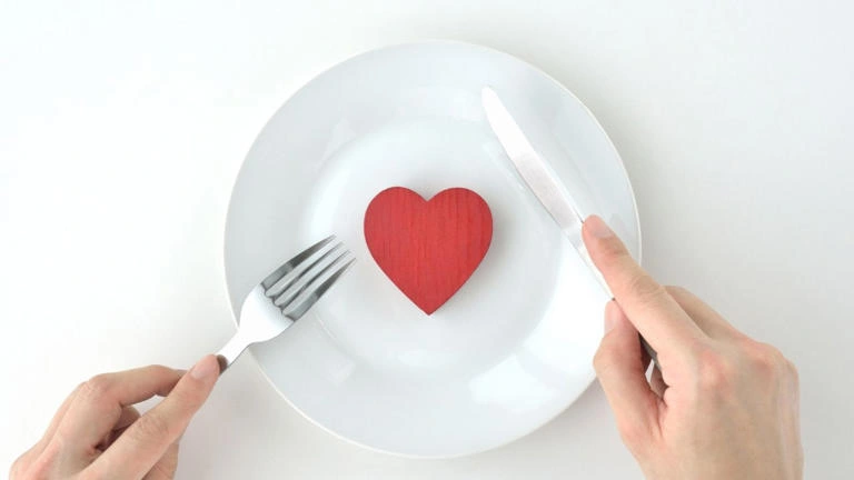 Os 3 alimentos que os cardiologistas recomendam eliminar do consumo para melhorar a saúde (prato para um coração saudável)