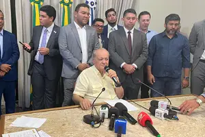Pagamento do IPTU de Teresina é suspenso e novo cálculo será enviado à Câmara (Sílvio Mendes e alguns vereadores ao fundo). (Foto: Reprodução)