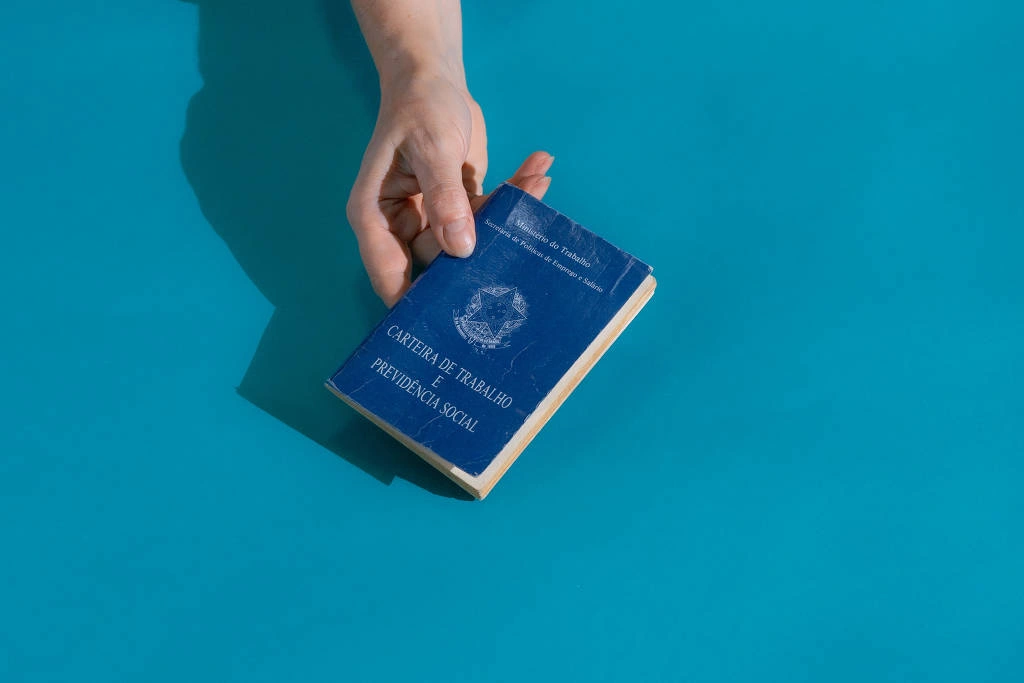 Pesquisa Datafolha mostra que 71% dos brasileiros são a favor do fim da escala 6x1 ( Carteira de Trabalho )