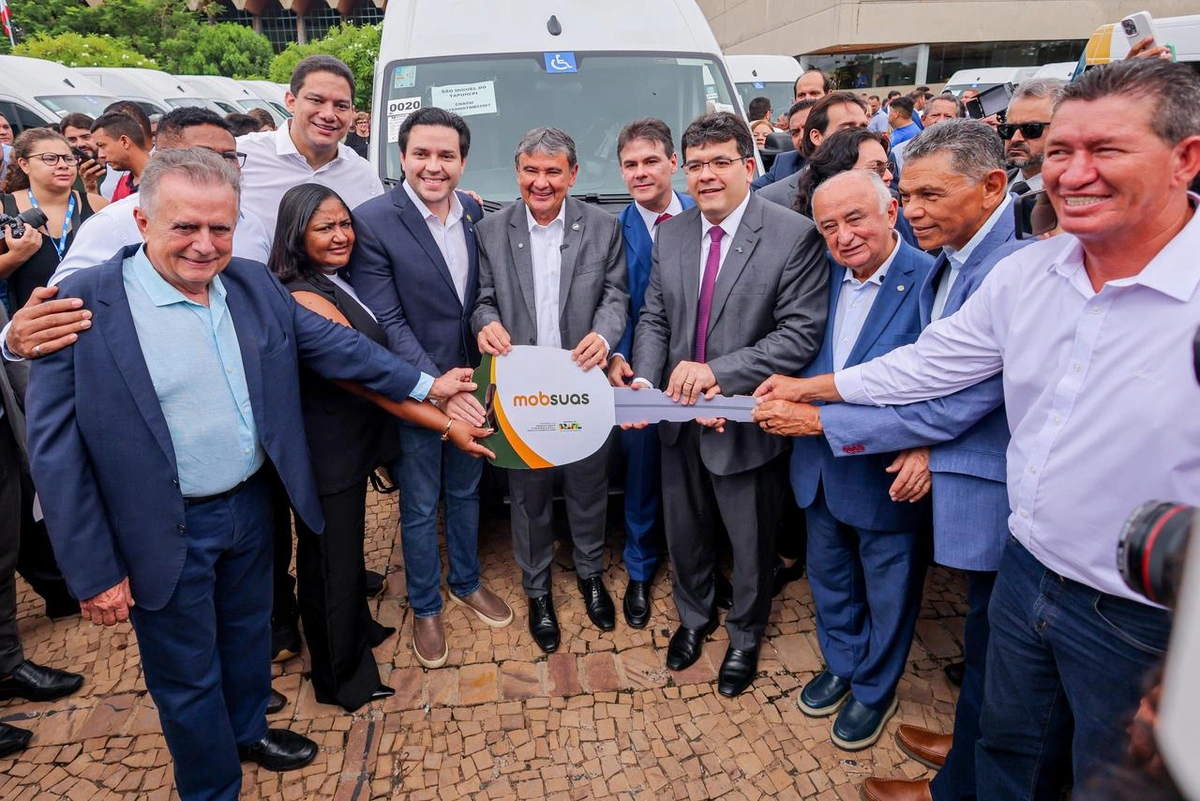 Rafael Fonteles e Wellington Dias entregam 36 veículos para reforçar assistência às famílias em situação de vulnerabilidade