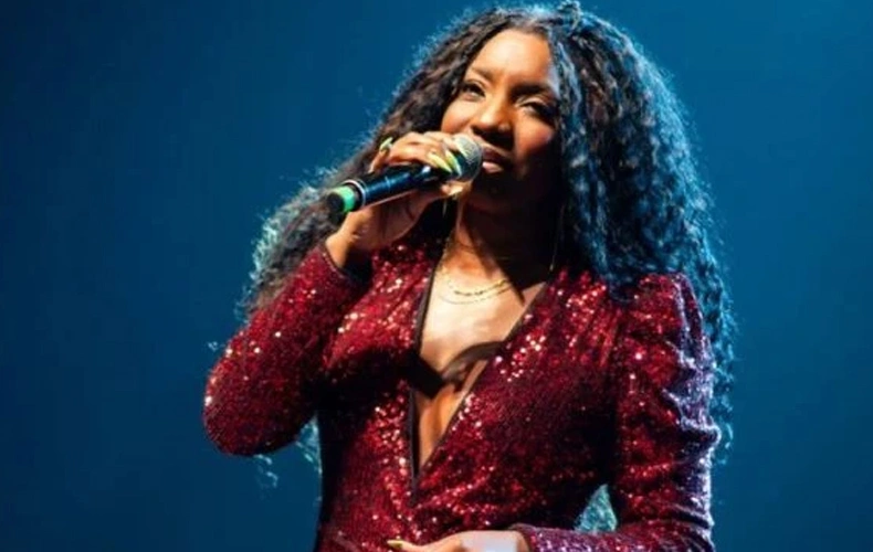 Sambista mineira Adriana Araújo