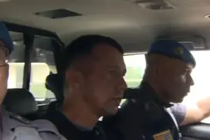 Tenente-coronel da Polícia Militar Geraldo Leite Rosa Neto sendo conduzido preso pela Corregedoria da PM-SP (Foto: Reprodução)