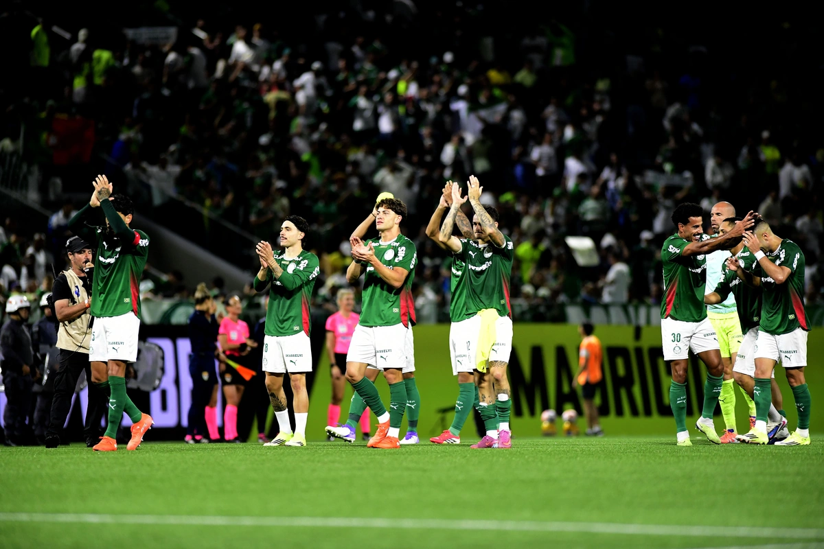 Time do Palmeiras comemorando a classificação para a final do Paulistão