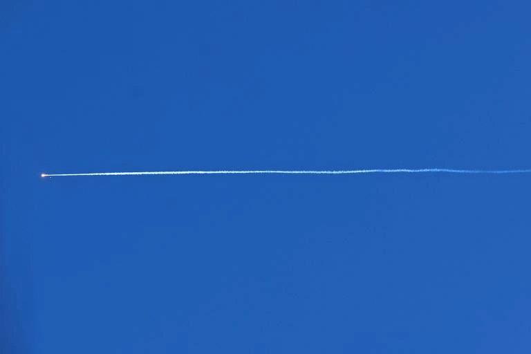 Um projétil iraniano cruza o céu acima da cidade de Ramallah, na Cisjordânia ocupada por Israel, em 1º de março de 2026