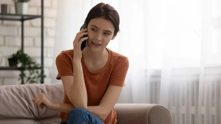 Uma das táticas utilizadas começa com ligações silenciosas ou muito rápidas. Nessas chamadas, os golpistas conseguem captar trechos da voz de quem atende