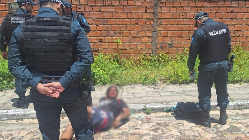 A vítima foi localizada por uma equipe da Polícia Militar do Piauí (PM-PI) em frente a uma residência que supostamente funciona como ponto de venda de drogas, com diversas lesões espalhadas pelo corpo