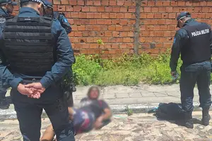 A vítima foi localizada por uma equipe da Polícia Militar do Piauí (PM-PI) em frente a uma residência que supostamente funciona como ponto de venda de drogas, com diversas lesões espalhadas pelo corpo (Foto: Reprodução)