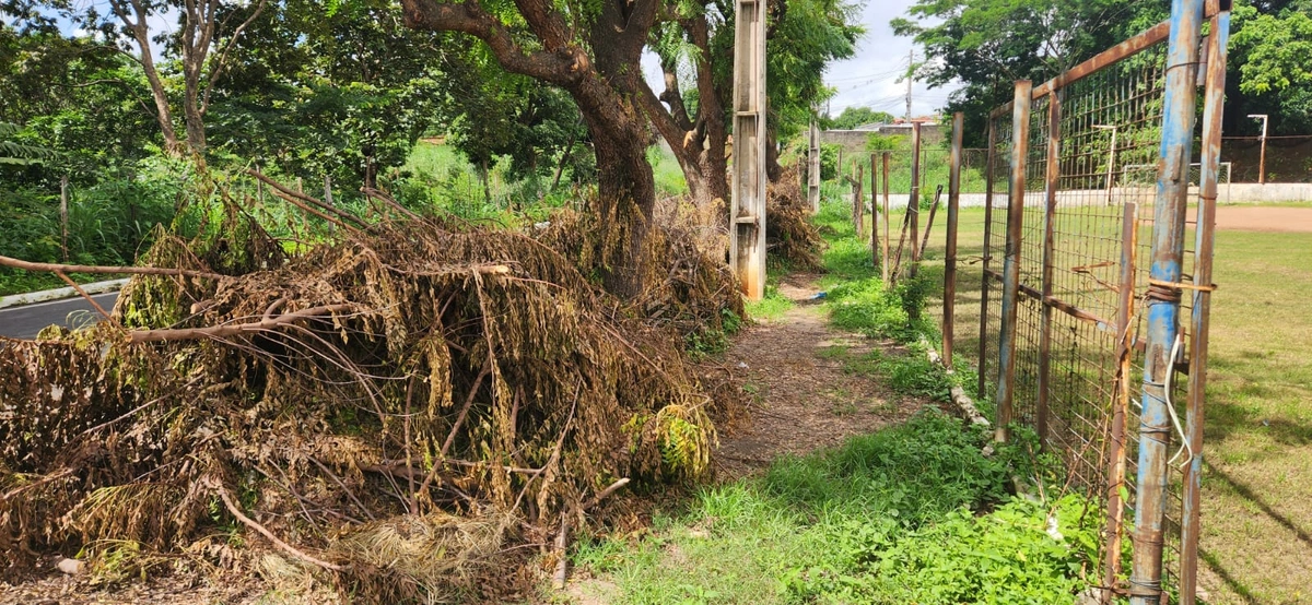 Abandono do campo de futebol no bairro Santo Antônio