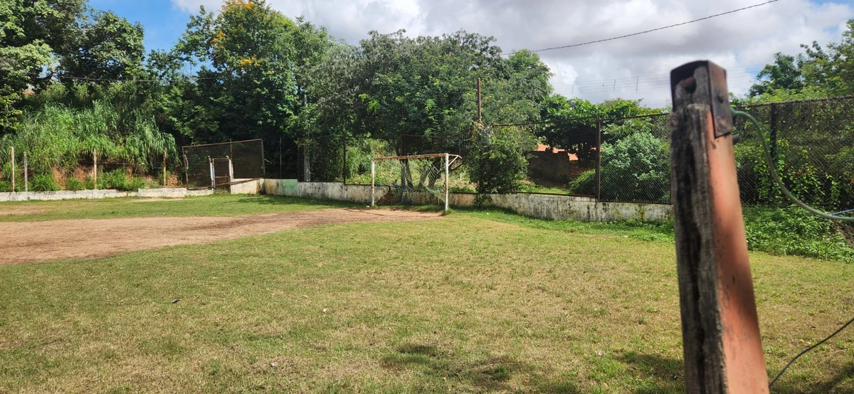 Abandono do campo de futebol no bairro Santo Antônio