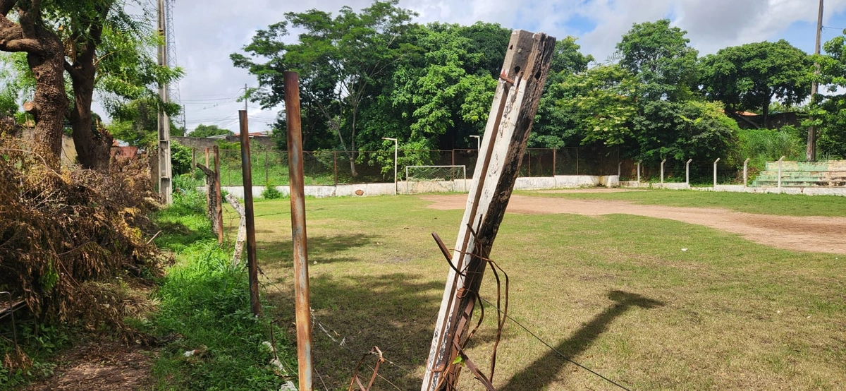 Abandono do campo de futebol no bairro Santo Antônio