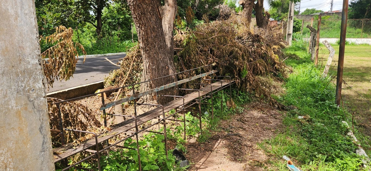 Abandono do campo de futebol no bairro Santo Antônio