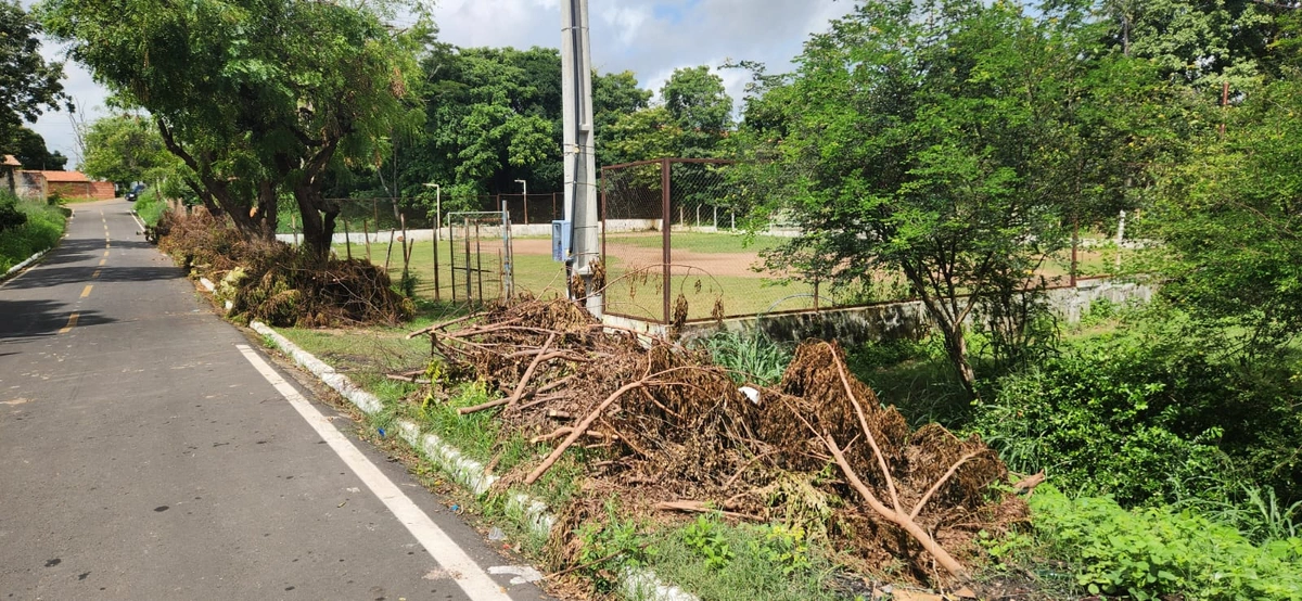 Abandono do campo de futebol no bairro Santo Antônio