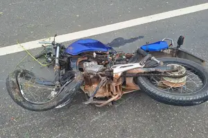 Acidente na BR-315, próximo ao assentamento Lages, na cidade de Cristino Castro, moto destruida (Foto: SSP-PI)