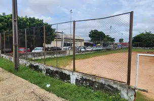 Alambrado estragado do meio campo e da quadra de esportes (Foto: Revista40graus)