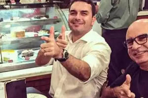 Amigos Fabricio Queiroz e Flávio Bolsonaro (Foto: Reprodução)