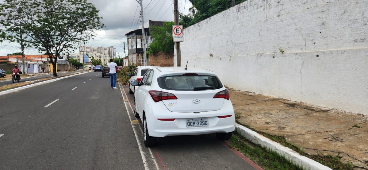 As infrações na Avenida Odilon Araújo na ciclofaixa