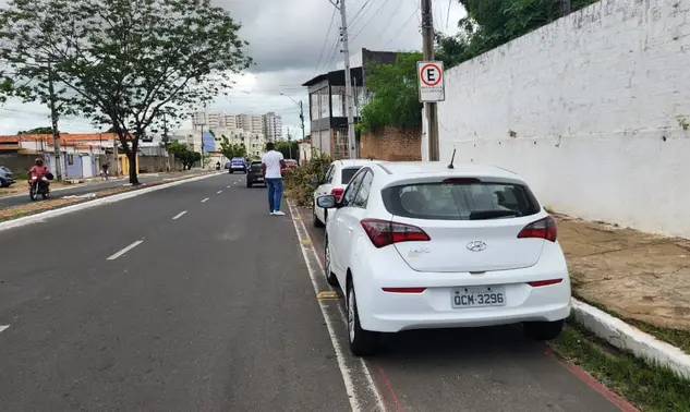 Ciclofaixa esquecida vira estacionamento irregular na Odilon Araújo