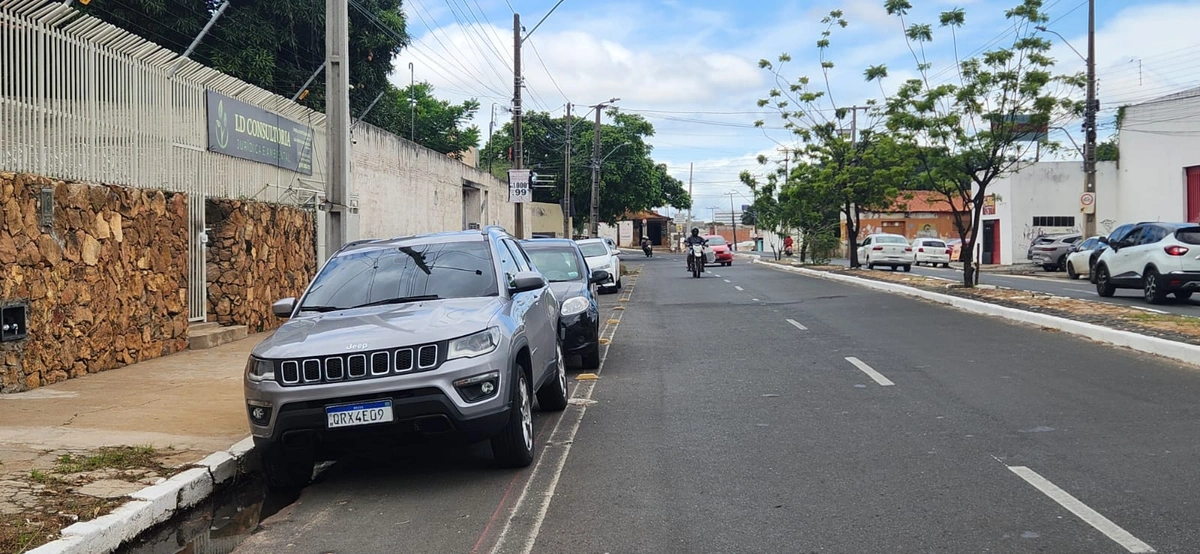 As infrações na Avenida Odilon Araújo na ciclofaixa