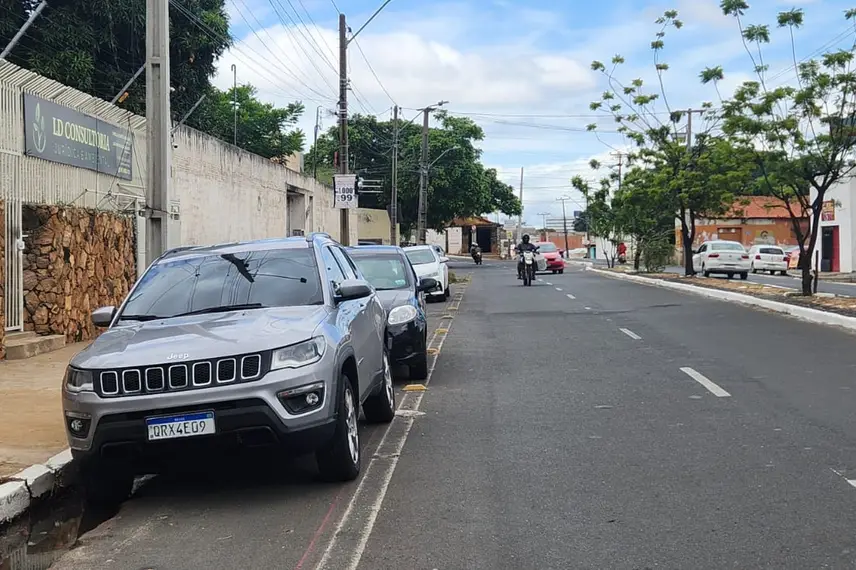 As infrações na Avenida Odilon Araújo na ciclofaixa