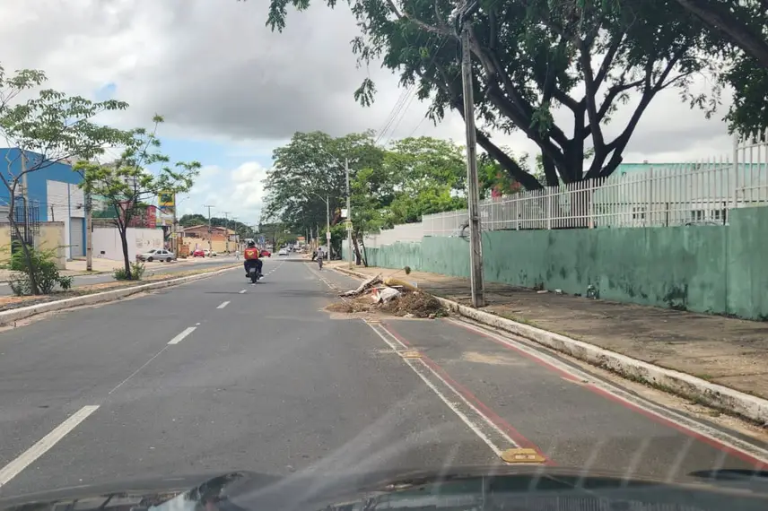 As infrações na Avenida Odilon Araújo na ciclofaixa