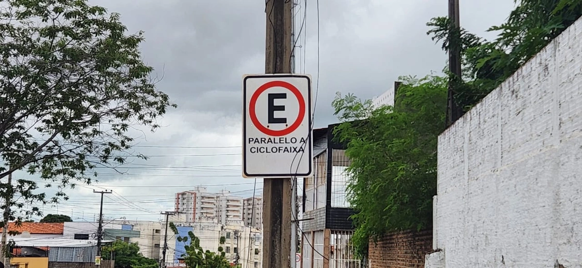 As infrações na Avenida Odilon Araújo na ciclofaixa