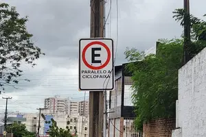 As infrações na Avenida Odilon Araújo na ciclofaixa (Foto: Revista40graus)