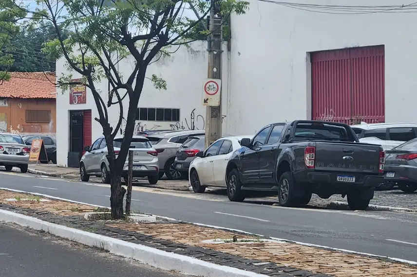 As infrações na Avenida Odilon Araújo na ciclofaixa